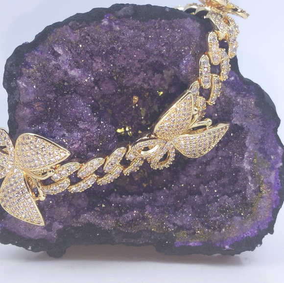 7" x 10mm Gold Butterfly Bracelet - Picture 8 of 8